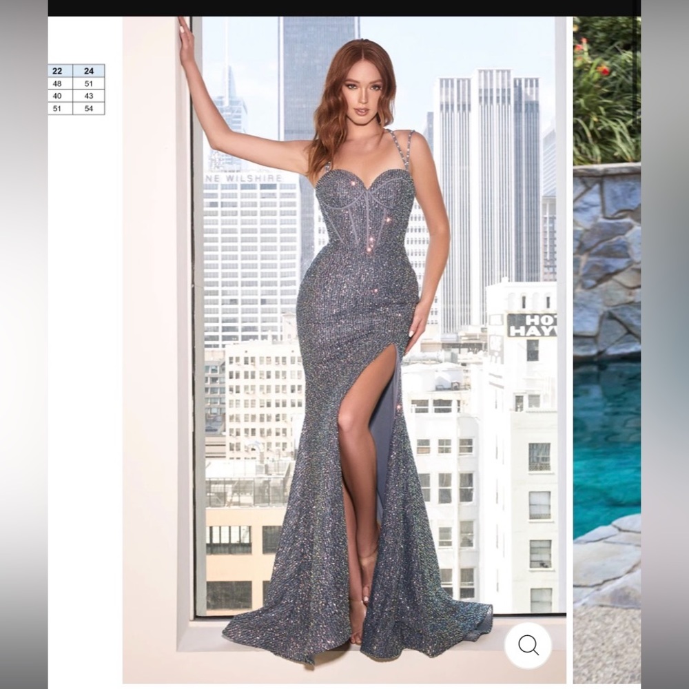 Sparkly prom dress for sell with a slit and crisscross back. Negociable !!!